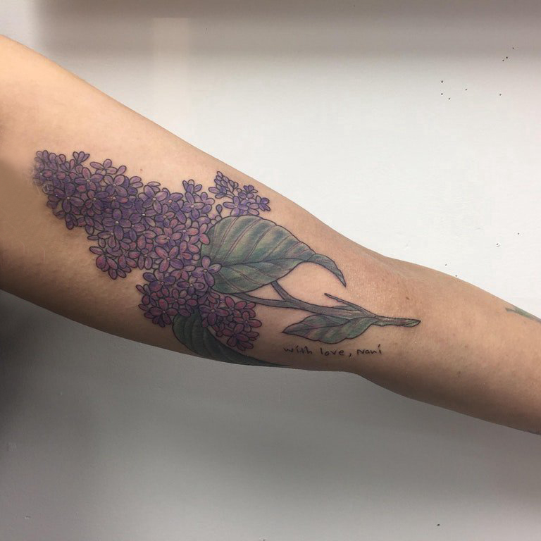 点击大图看下一张：纹身图案花朵  女生手臂上彩绘的花朵纹身图片