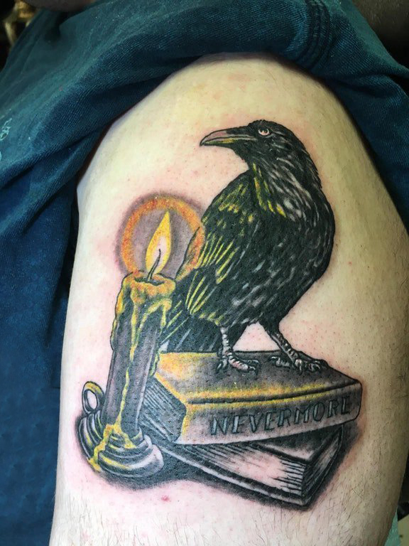 点击大图看下一张：乌鸦纹身图 男生大腿上蜡烛和乌鸦纹身图片