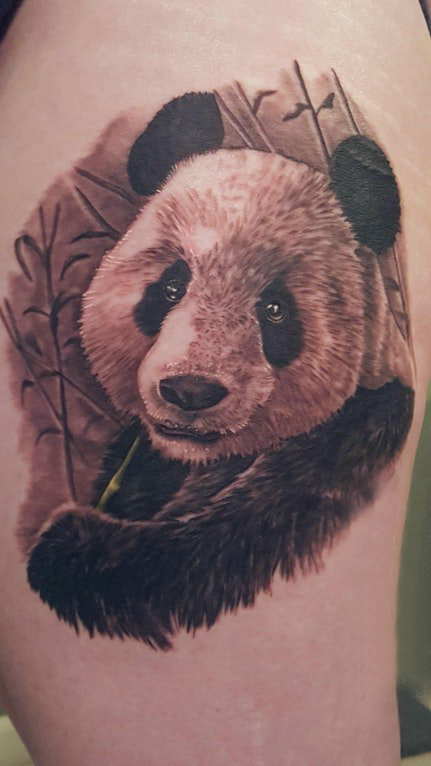 点击大图看下一张：熊猫纹身图 女生大腿上黑色的熊猫纹身图片
