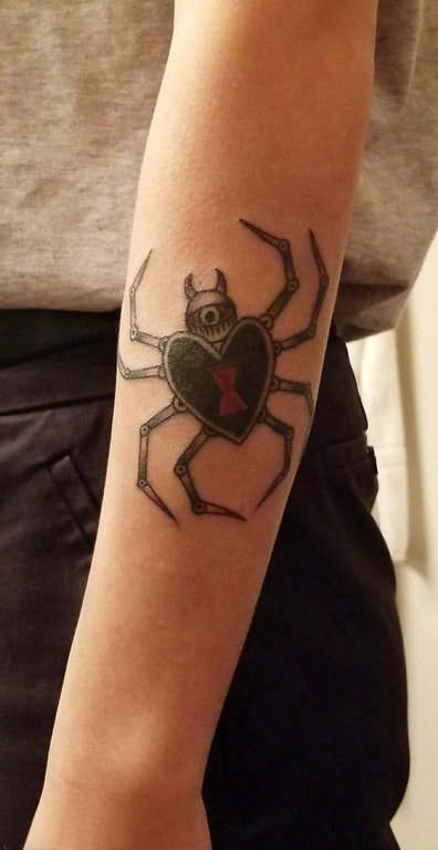 点击大图看下一张：蜘蛛纹身 女生手臂上彩色的蜘蛛纹身图片