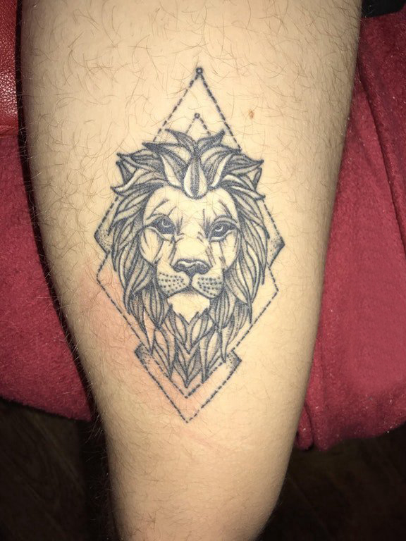 点击大图看下一张：百乐动物纹身 男生大腿上菱形和狮子纹身图片