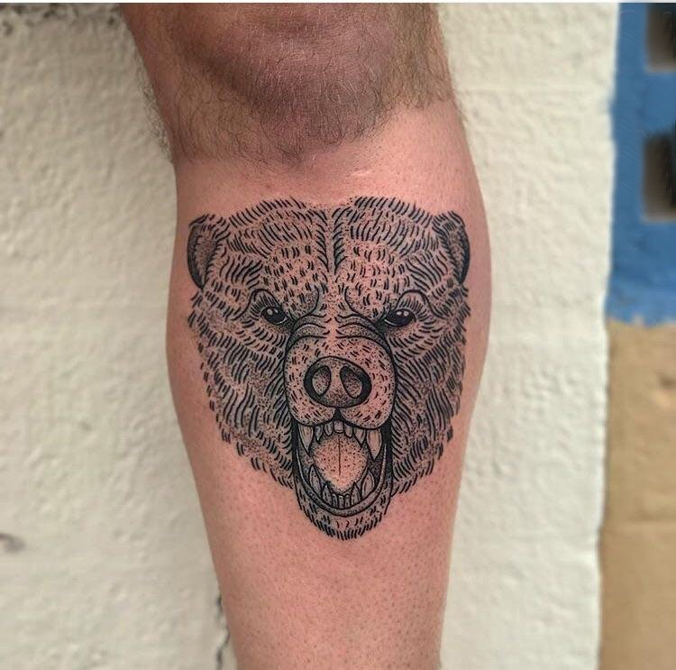 点击大图看下一张：百乐动物纹身 男生小腿上黑色的熊纹身图片