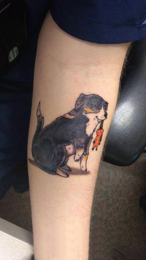 点击大图看下一张：百乐动物纹身 女生手臂上娃娃和小狗纹身图片