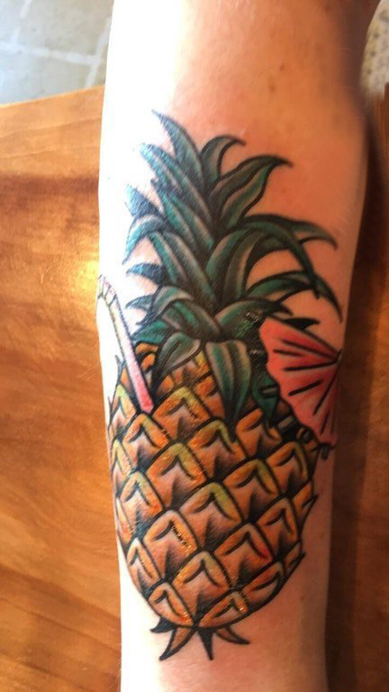 点击大图看下一张：菠萝纹身图案 女生手臂上彩色的菠萝纹身图片