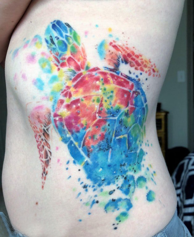 点击大图看下一张：侧腰纹身图 女生侧腰上彩色的海龟纹身图片