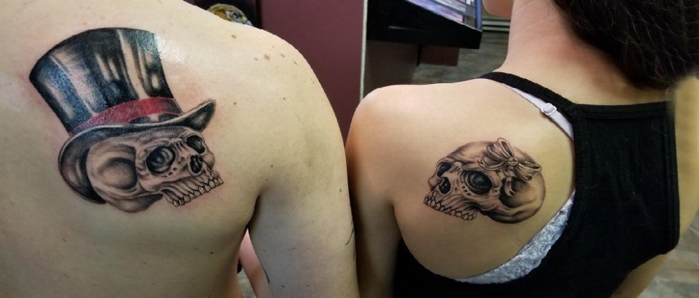 点击大图看下一张：创意情侣纹身  情侣后背上彩绘的骷髅纹身图片