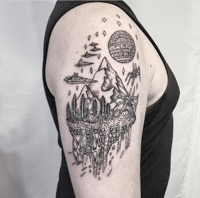 点击大图看下一张：大臂纹身图 男生大臂上星球和森林风景纹身图片