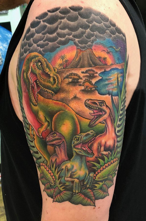 点击大图看下一张：德国恐龙纹身 男生大臂上彩色的恐龙世界纹身图片