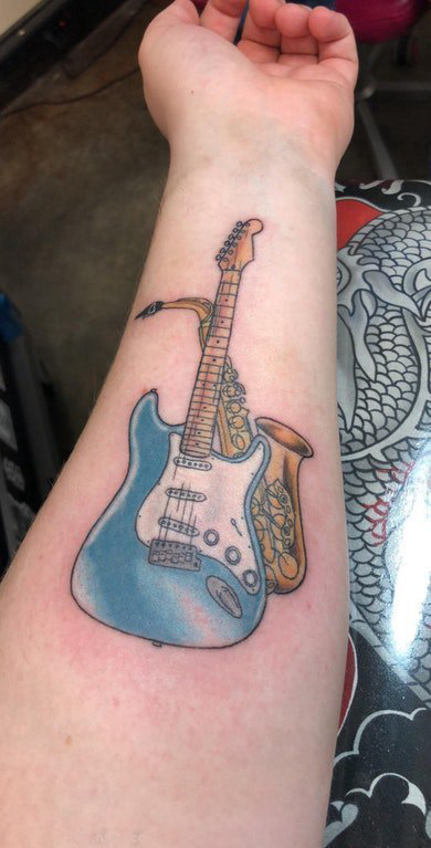 点击大图看下一张：电吉他纹身 女生手臂上萨克斯和吉他纹身图片