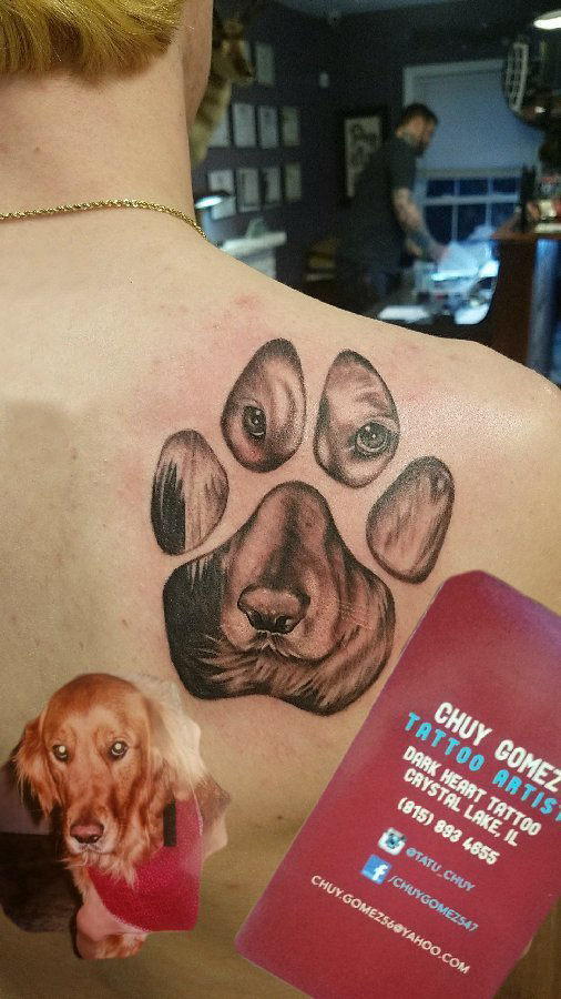 点击大图看下一张：狗爪纹身 男生后背上小狗和爪印纹身图片