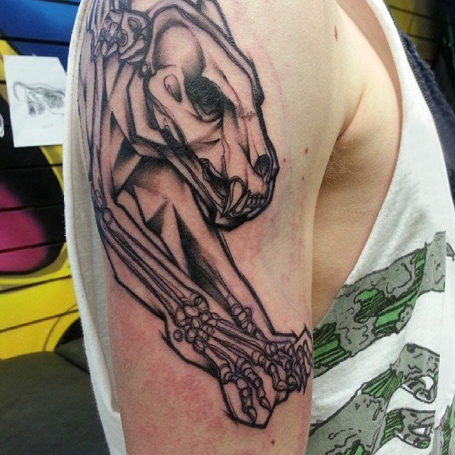 点击大图看下一张：骨头纹身图片  男生大臂上创意的骨头纹身图片