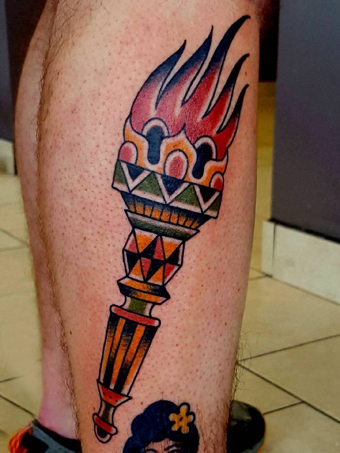 点击大图看下一张：火的纹身图案   男生小腿上彩绘的火纹身图片