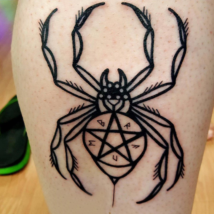 点击大图看下一张：极简线条纹身 男生小腿上黑色的蜘蛛纹身图片