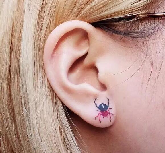 点击大图看下一张：女孩耳朵后面好看的纹身图案
