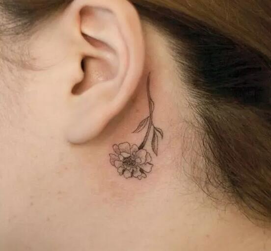 点击大图看下一张：女孩耳朵后面好看的纹身图案