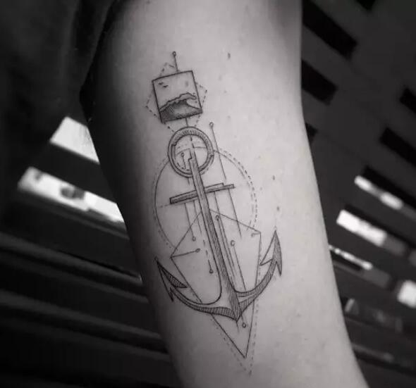 点击大图看下一张：象征稳定与力量的船锚纹身