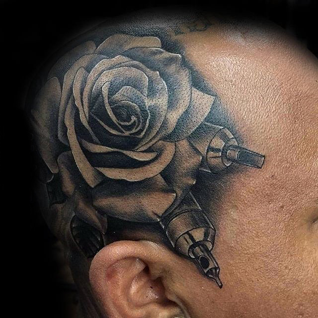 点击大图看下一张：黑玫瑰纹身图案  唯美而又独特的黑玫瑰纹身图案