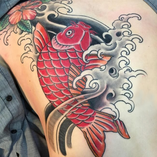 点击大图看下一张：纹身锦鲤图案   寓意吉祥的锦鲤纹身图案
