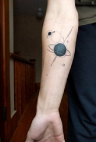 手臂纹身图片 男生手臂上黑色的星球纹身图片