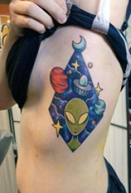 侧腰纹身图片 女生侧腰上星球和外星人纹身图片