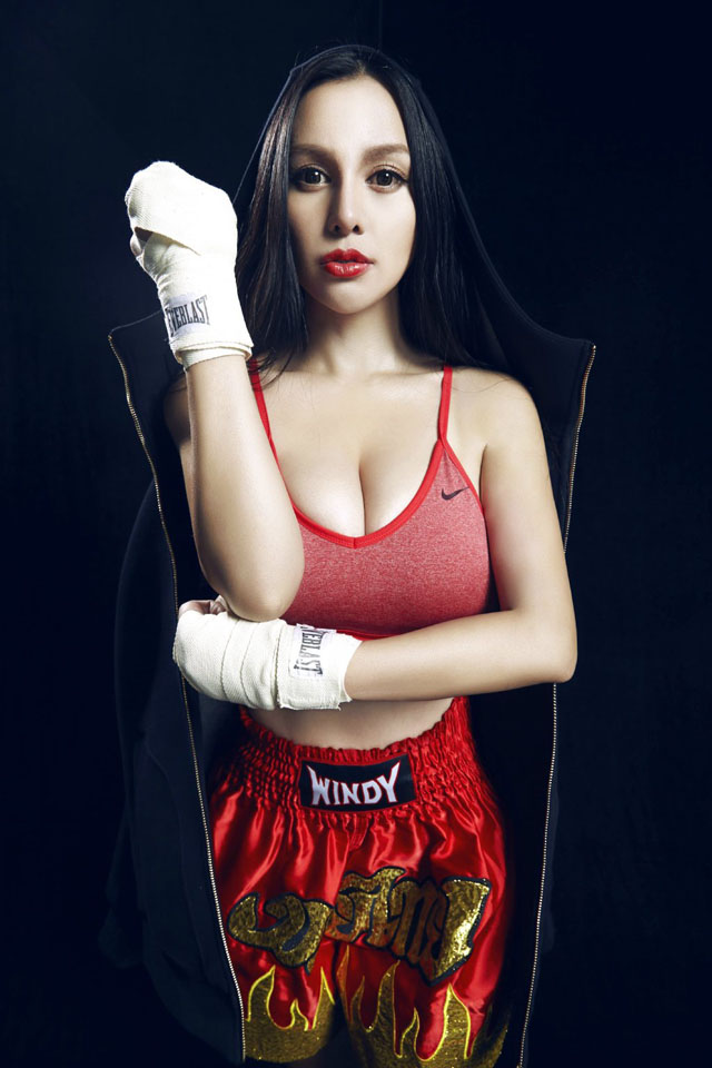 点击大图看下一张：超性感拳击手苏梓玲秀爆乳