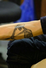 骨头纹身  男生手臂上黑灰色的骨头纹身图片