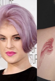 美国纹身明星  凯莉·奥斯本后背上彩绘的翅膀纹身图片