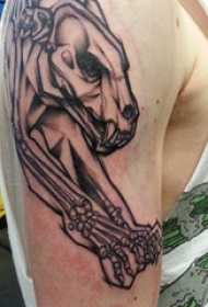 骨头纹身图片  男生大臂上创意的骨头纹身图片