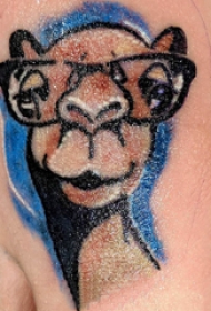 大臂纹身图 男生大臂上彩色的骆驼纹身图片