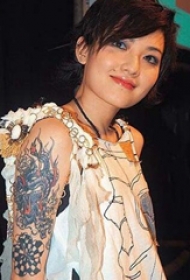范晓萱的纹身  明星大臂上彩绘的龙纹身图片