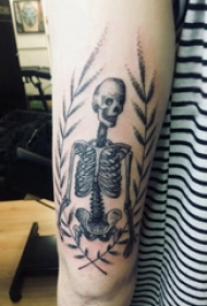 骷髅男孩纹身 男生手臂上植物和骷髅纹身图片