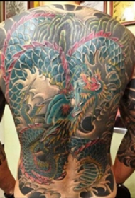 中国纹身明星  王明阳背上彩绘的龙纹身图片