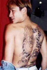 刘德华纹身  明星后背上黑灰色的龙纹身图片
