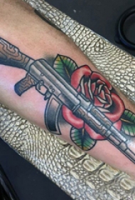 枪炮玫瑰纹身  激情与魅力结合的枪炮玫瑰纹身图案