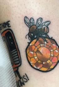蜜蜂纹身图案  女生小腿上彩绘的蜜蜂纹身图片