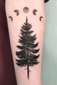树和月亮纹身图案 男生手臂上月亮和树纹身图片