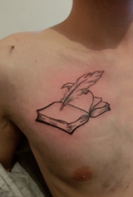 纹身胸部男 男生胸部羽毛笔和书籍纹身图片