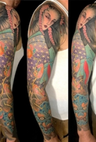 日本艺妓纹身花臂 男生手臂上彩色的艺妓纹身图片