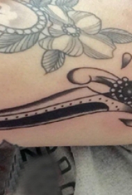 欧美匕首纹身  女生手臂上匕首和花朵纹身图片