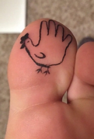 脚趾头纹身 男生脚趾上黑色的小鸡纹身图片