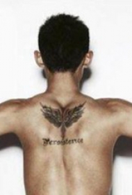 张继科的纹身 明星后背上雄鹰和英文纹身图片
