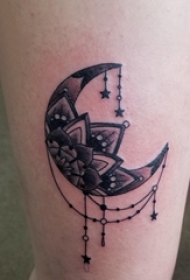 纹身月亮女生图片 女生大腿上梵花和月亮纹身图片