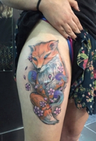 小动物纹身 女生大腿上花朵和狐狸纹身图片