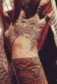 蕾哈娜手上纹身  明星手上黑色的部落图腾纹身图片