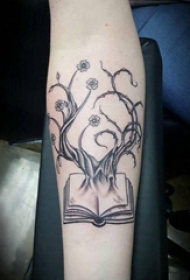 纹身书籍 女生手臂上生命树和书籍纹身图片
