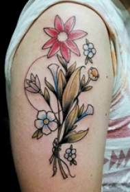 花卉纹身男  男生大臂上彩绘的花卉纹身图片