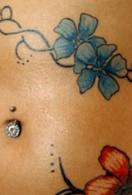 腹部 纹身图案  女生腹部彩绘的花朵纹身图片