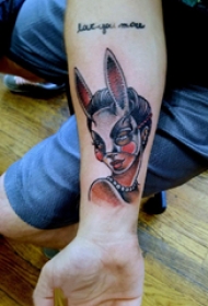 纹身小臂  男生小臂上兔子面具和人物纹身图片