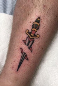 欧美匕首纹身  男生手臂上彩绘的匕首纹身图片