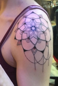 梵花纹身 女生肩部黑色的梵花纹身图片